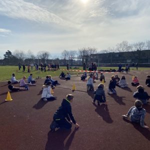 Bewegungstag bei Sonnenschein im Freien an der IGS Celle