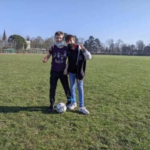 Zwei Jungs mit einem Fußball auf dem Fußballfeld an der IGS Celle